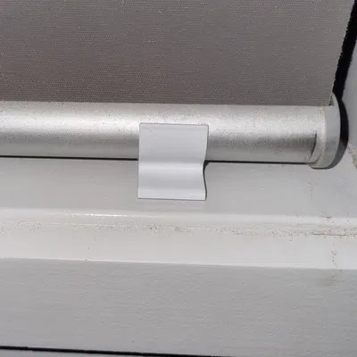 Giá đỡ rèm cuốn chống bay trong gió