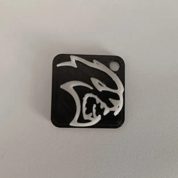 Móc chìa khóa với logo Hellcat - Image 1