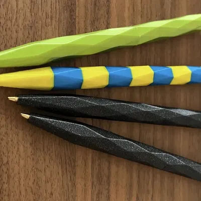 Bút 3D hình tam giác với 8 khối màu sắc khác nhau