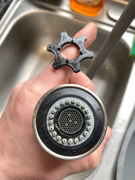 Công cụ tháo đầu phun vòi nước Moen để vệ sinh bộ lọc - Image 3