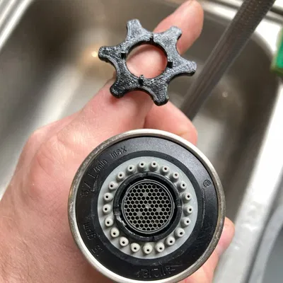 Công cụ tháo đầu phun vòi nước Moen để vệ sinh bộ lọc