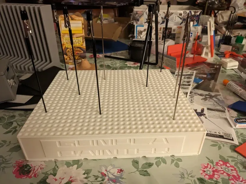 Giá đỡ bút vẽ Gunpla trên nền tảng Gridfinity Refined - Image 2