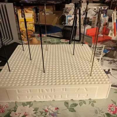 Giá đỡ bút vẽ Gunpla trên nền tảng Gridfinity Refined