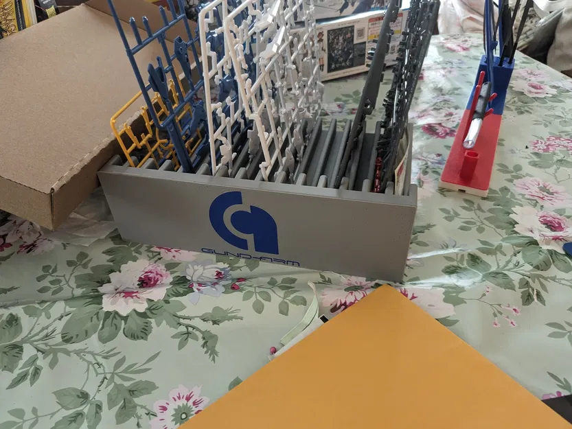 Giá đỡ Gunpla có logo GUND-ARM tích hợp - Image 1