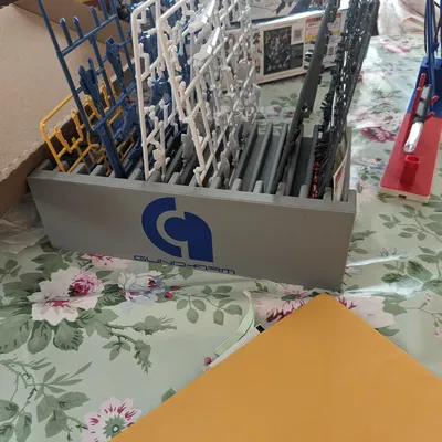 Giá đỡ Gunpla có logo GUND-ARM tích hợp