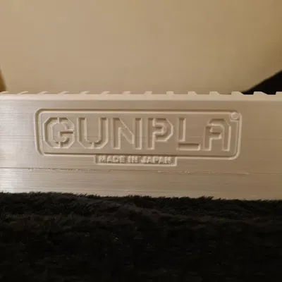 Giá đỡ runner Gunpla với logo độc đáo phía sau