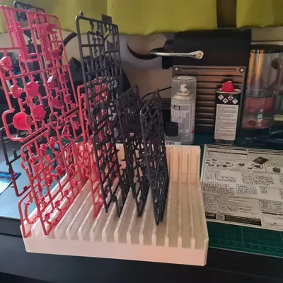 Giá đỡ runner Gunpla với logo độc đáo phía sau