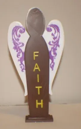 Thiên thần đức tin nhiều màu với đế trang trí - Image 1