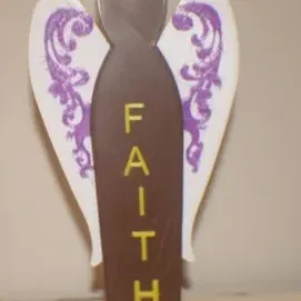 Thiên thần đức tin nhiều màu với đế trang trí