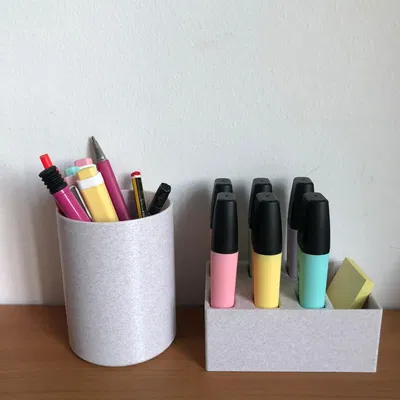 Giá đỡ bút đa năng và bộ đánh dấu trên bàn làm việc