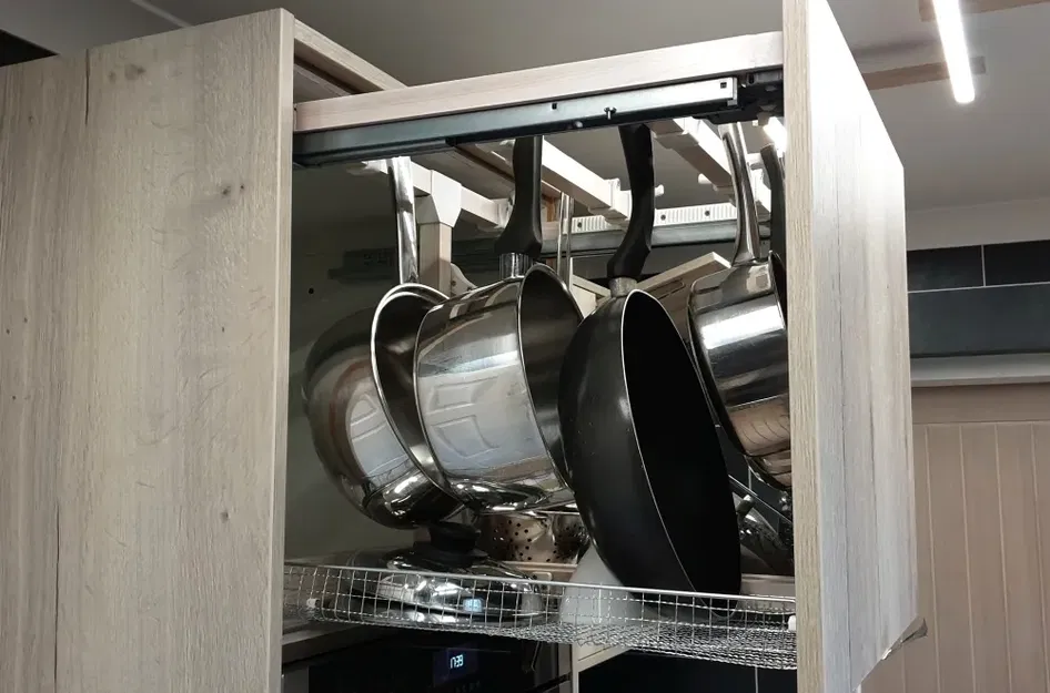 Giá đỡ dụng cụ bếp tích hợp cho nồi và chảo - Image 2