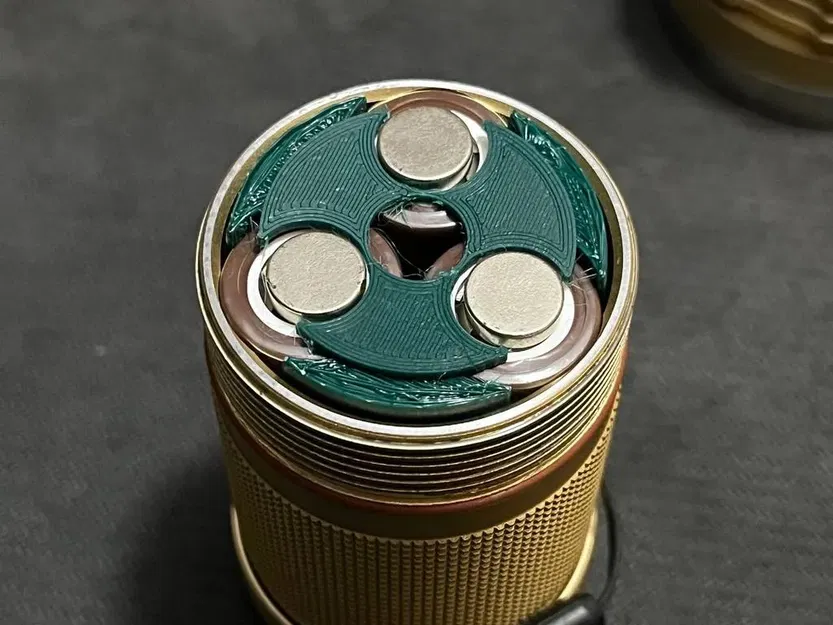 Giá đỡ pin 18650 cho đèn pin Emisar D18 - Image 1