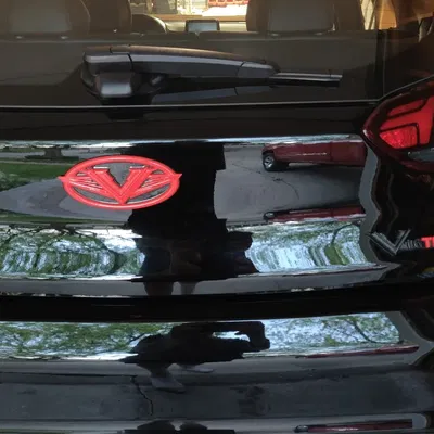 Biểu tượng sau xe Veloster Gen 2 được thiết kế lại