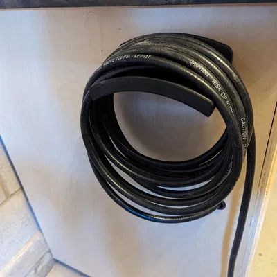 Giá treo ống hơi nén gắn tường chắc chắn và đơn giản