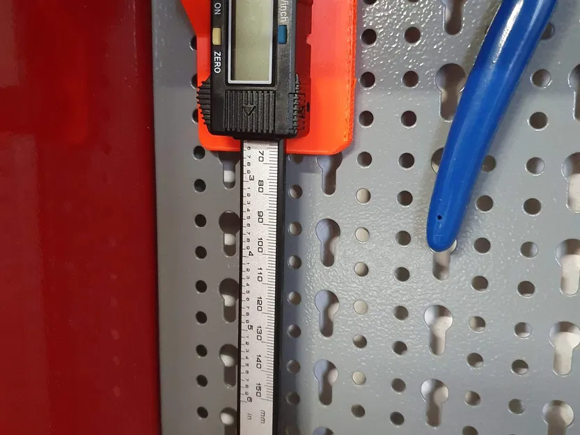 Giá đỡ thước kẹp thiết kế cho bảng ghim từ Mars Svratka - Image 1