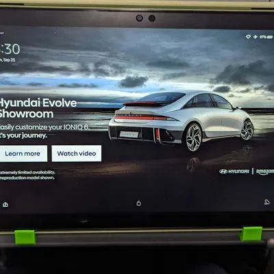 Giá đỡ thiết bị gắn vào bàn ăn trên máy bay