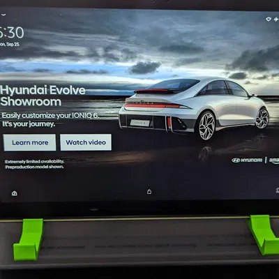 Giá đỡ thiết bị gắn vào bàn ăn trên máy bay