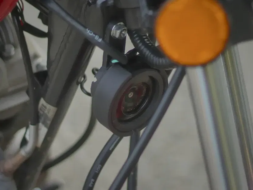 Giá đỡ còi xe máy 12v 65mm - Image 1