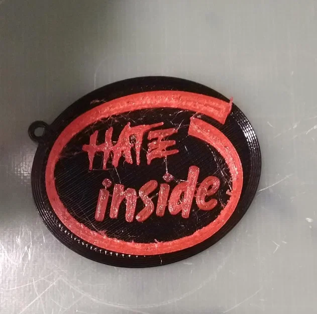 Chìa khóa với thông điệp 'HATE' bên trong - Image 1