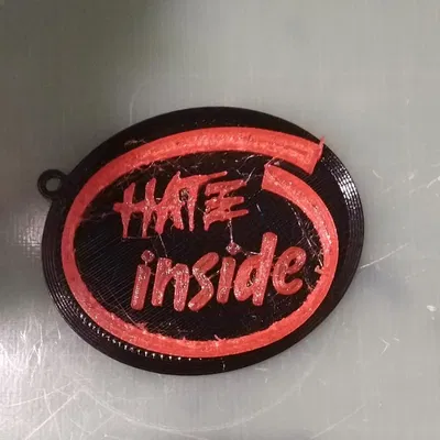 Chìa khóa với thông điệp 'HATE' bên trong