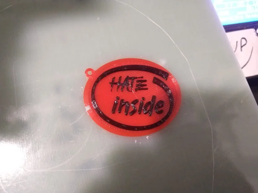 Chìa khóa với thông điệp 'HATE' bên trong - Image 2