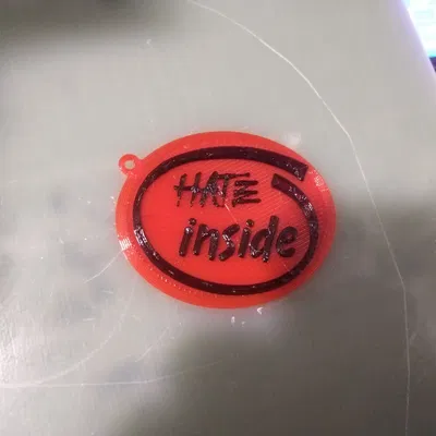 Chìa khóa với thông điệp 'HATE' bên trong
