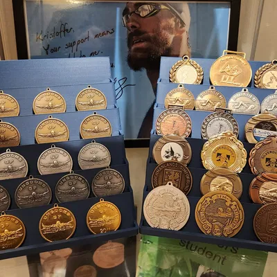 Giá đỡ huy chương kiểu cầu thang đơn giản lớn