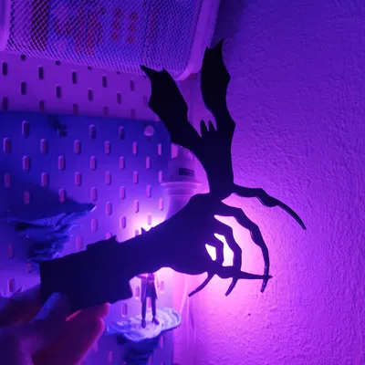 Bàn tay ma cà rồng với trang trí cửa sổ dơi