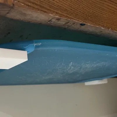 Giá treo thớt dưới tủ bếp với móc nhỏ gọn