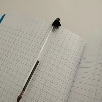 Giá đỡ bút bic đa năng kiêm đánh dấu sách