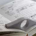 Giá đỡ sách một tay giữ trang mở dễ dàng - Thumbnail 2