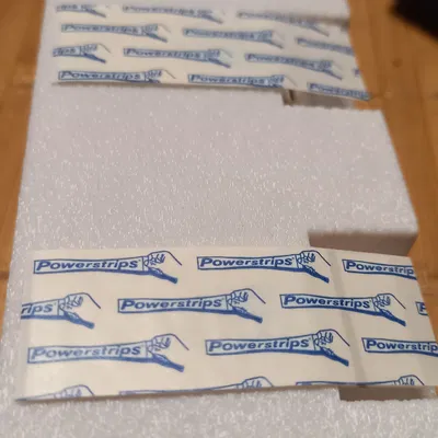 Giá đỡ bút treo tường có ổ cắm điện