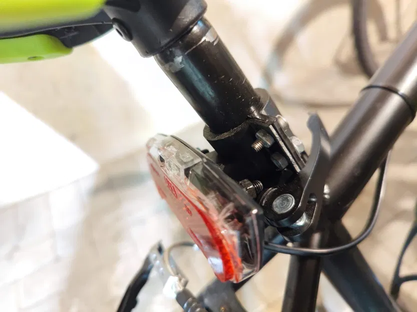 Giá đỡ đèn hậu cho yên xe đạp - Image 2