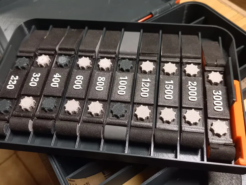 Giá đỡ công cụ chà nhám với ngăn chứa giấy nhám dự phòng - Image 1