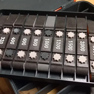 Giá đỡ công cụ chà nhám với ngăn chứa giấy nhám dự phòng