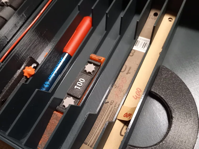 Giá đỡ công cụ chà nhám với ngăn chứa giấy nhám dự phòng - Image 3