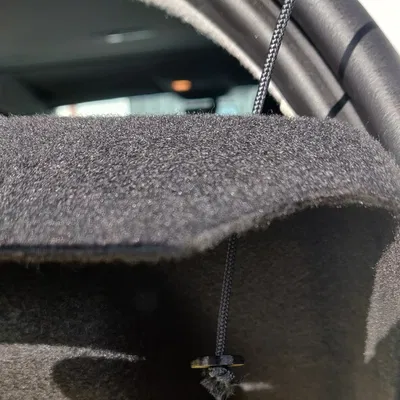 Nắp đậy khoang hành lý Dacia Duster 2018 với vòng đệm thay thế