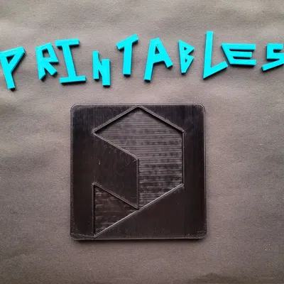 Câu đố in 3D với khung logo Printables và chữ cái độc đáo