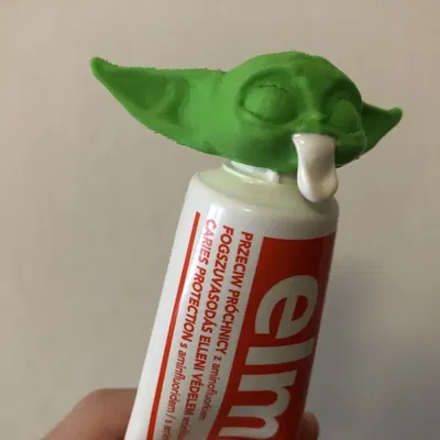Kem đánh răng Elmex hình Baby Yoda nôn mửa