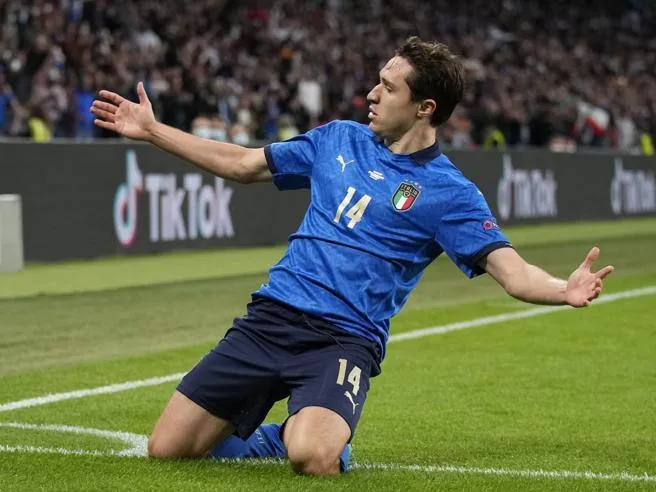 Móc khóa cầu thủ bóng đá Federico Chiesa ăn mừng bàn thắng - Image 1