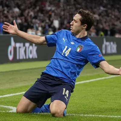 Móc khóa cầu thủ bóng đá Federico Chiesa ăn mừng bàn thắng