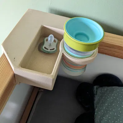 Giá để cốc cho giường IKEA KURA với khoang chứa núm vú