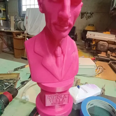 Đế cho busta Tesla trong lớp học điện kỹ thuật