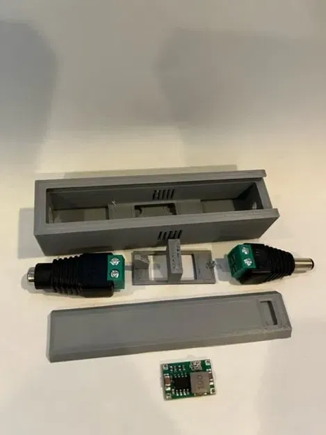 Bộ điều chỉnh điện áp với đầu nối DAYKIT 12V - Image 1