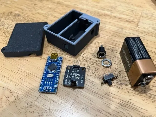 Vỏ Arduino Nano V1 với ngăn chứa pin 9V và cảm biến IR - Image 1