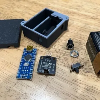 Vỏ Arduino Nano V1 với ngăn chứa pin 9V và cảm biến IR