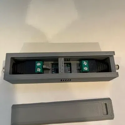 Bộ điều chỉnh điện áp với đầu nối DAYKIT 12V