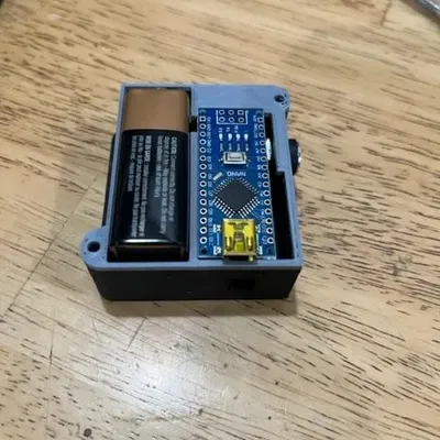 Vỏ Arduino Nano V1 với ngăn chứa pin 9V và cảm biến IR