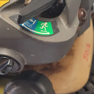 Cần điều chỉnh cần gạt chế độ choke cho máy thổi lá Ryobi