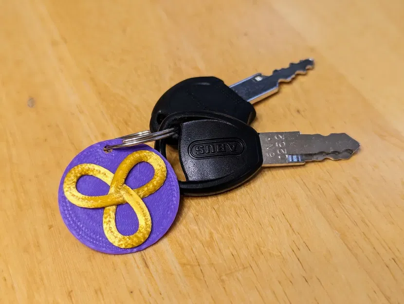 Móc khóa Triquetra (Trinity Knot) hai tông màu đơn giản - Image 1